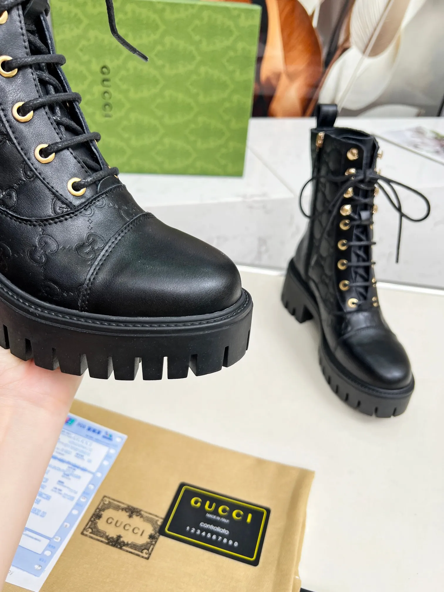 👟👟Ex-factory price 600👟👟 2025Gucci Gucci lace-up ankle boots. These lace-up ankle boots are made of Peugeot GG lace-up ankle boots. These lace-up ankle boots are carefully made of iconic GG cow leather, highlighting the brand's timeless and elegant aesthetic style. Featuring a bold silhouette, these ankle boots feature a rubber lug sole that provides secure support while giving the entire silhouette a modern, sophisticated feel. Lining: cowhide Heel height: 6 cm Size: 35-42#